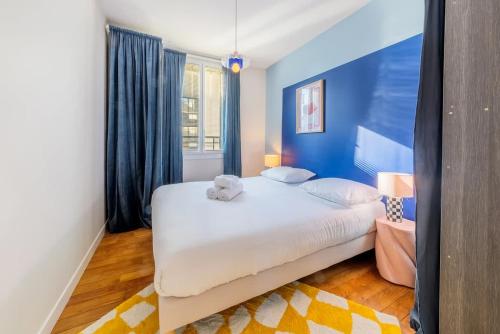 une chambre avec un lit avec un ours en peluche dessus dans l'établissement Vadrouille - Proche Mail - Parking - 4 personnes, à Rennes