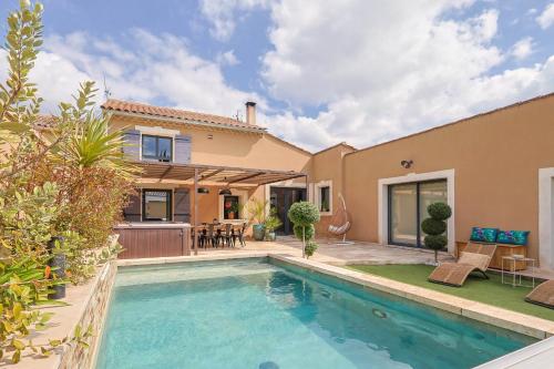 une maison avec une piscine et une maison dans l'établissement Les Murmures, à Paluds de Noves