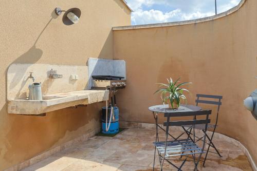 un petit patio avec un évier et une table dans l'établissement Les Murmures, à Paluds de Noves