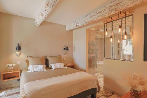 une chambre avec un grand lit et une fenêtre dans l'établissement Les Murmures, à Paluds de Noves