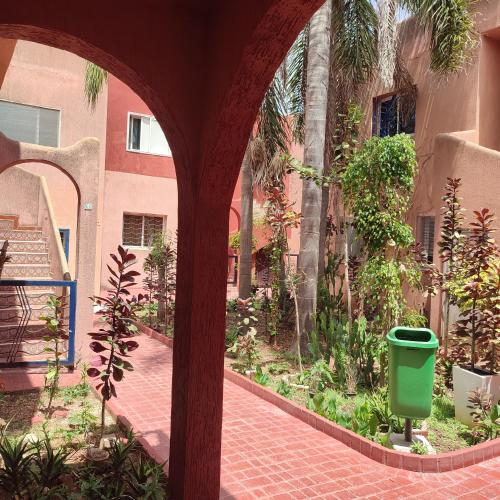 Jardín al aire libre en lux appartement avec piscine