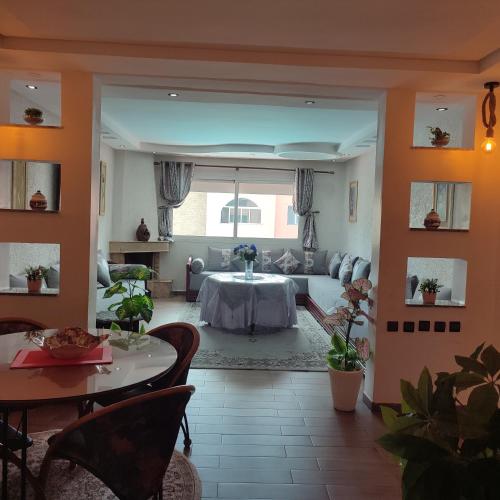 Zona de estar de lux appartement avec piscine
