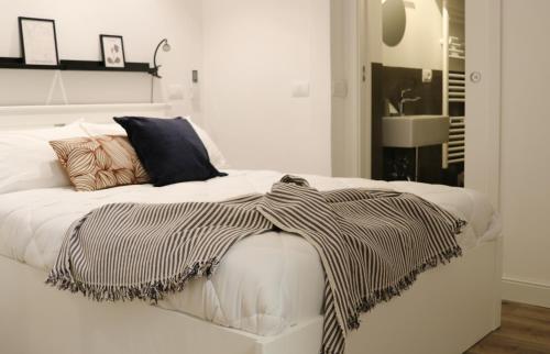 Postel nebo postele na pokoji v ubytování Zeste Apartment in centro città con suite privata