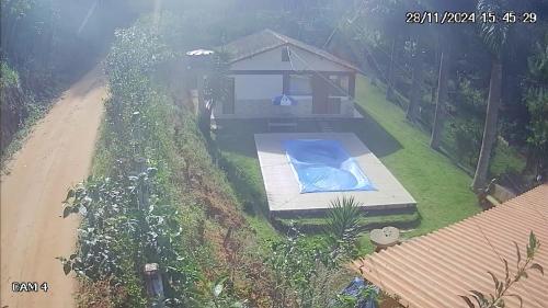 an aerial view of a small house with a swimming pool at Recanto do Ziu in Santa Teresa