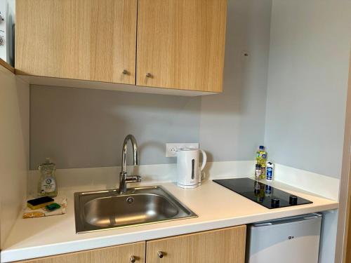 une cuisine avec un évier et un plan de travail dans l'établissement Studio 73 Rénové et Équipé - Nancy CHRU,CESI,FAC, à Vandœuvre-lès-Nancy