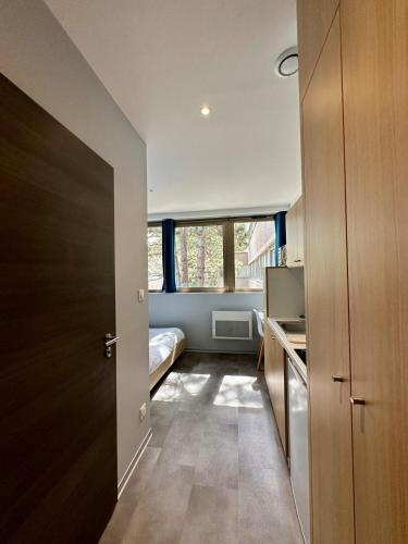 une petite pièce avec un lit et une fenêtre dans l'établissement Studio 73 Rénové et Équipé - Nancy CHRU,CESI,FAC, à Vandœuvre-lès-Nancy