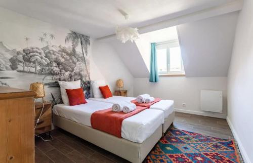 une chambre avec un lit avec des serviettes dessus dans l'établissement Le George V - Beau 2 chambres - Coeur de St Servan, à Saint-Malo