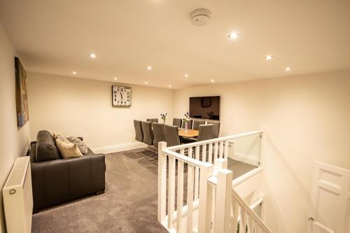 ein Wohnzimmer mit Couch und Tisch in der Unterkunft Luxury 4 bedroom ground floor apartment in Plymouth