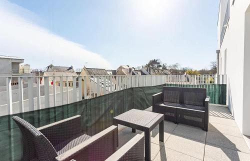 un patio avec deux chaises et une table sur un balcon dans l'établissement L'Ivoire - Joli appartement - 1 chambre avec, à Rennes