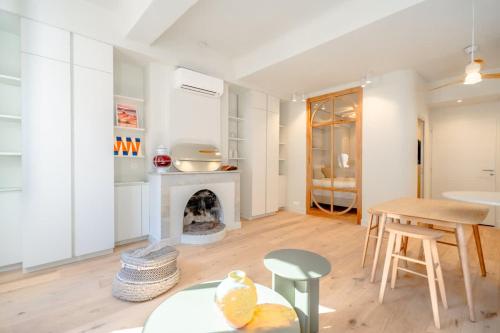 un salon avec une table et une cheminée dans l'établissement Petit Gambetta l Bright & Fresh l Shellter Rentals, à Saint-Tropez