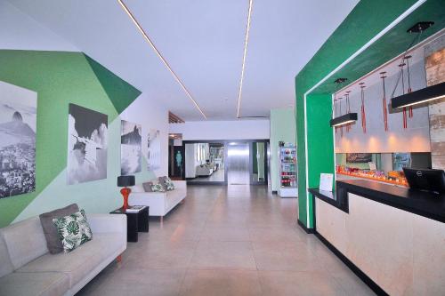 a living room with green and white walls at Conforto! Localização Imbatível em Copacabana U054 in Rio de Janeiro