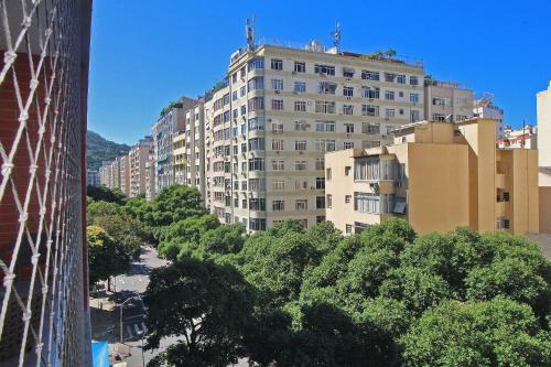 a view of a city with tall buildings and trees at Conforto! Localização Imbatível em Copacabana U054 in Rio de Janeiro