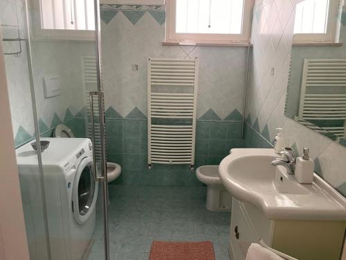 a bathroom with a sink and a washing machine at Casa Lea in Roseto degli Abruzzi