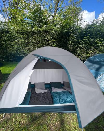una tenda è situata nell'erba di ESN Oktoberfest Campsite a Monaco