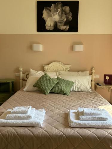 a bedroom with a bed with two towels on it at La Valle degli Amici in Pianello Val Tidone