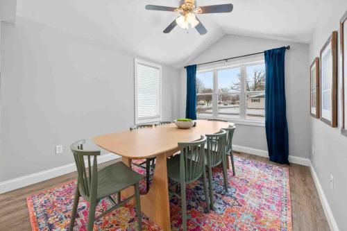 Fotografie z fotogalerie ubytování 3bd2 Modern Home 5m Dt Elkhart 30m To Nd Bbq v destinaci Elkhart