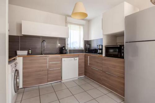 LE BLEU CAMARGUE - T3 EN DUPLEX CLASSÉ 3 ETOILES - CLIM - ARRIVÉE AUTONOME - Piscine privative à la résidence - Parking Gratuit - Wifi FIBRE - Animaux acceptés - Idéale Famille couple télétravail