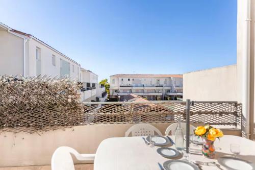 LE BLEU CAMARGUE - T3 EN DUPLEX CLASSÉ 3 ETOILES - CLIM - ARRIVÉE AUTONOME - Piscine privative à la résidence - Parking Gratuit - Wifi FIBRE - Animaux acceptés - Idéale Famille couple télétravail