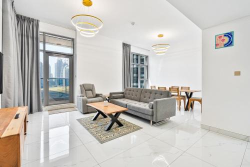 1BR Gem with Lake and Sea View Plus Pool and Gym Access