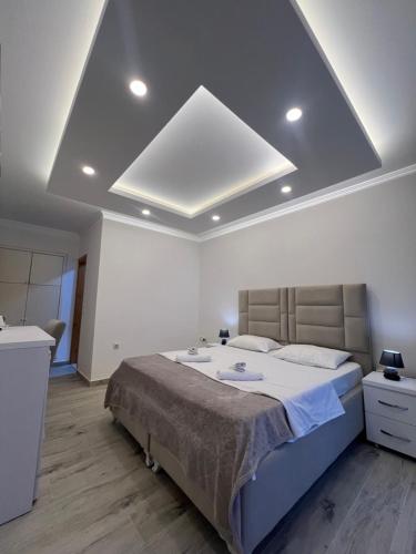 Ένα ή περισσότερα κρεβάτια σε δωμάτιο στο Apartments Fati & Flori