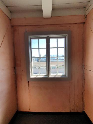 a window in the corner of a room at Garnisonsykehuset Stavern in Larvik