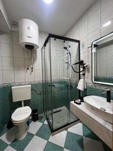 Ένα μπάνιο στο Apartments Fati & Flori