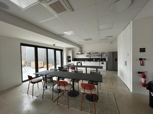 une cuisine avec une table et des chaises dans une pièce dans l'établissement 602 Studio équipé à 2 pas du centre ville et gare, à Reims