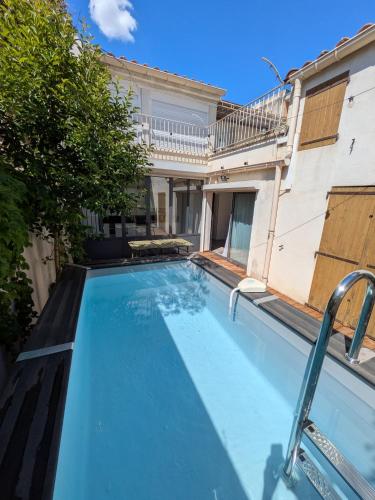 Abeilles maison climatisée 3 chambres piscine garage