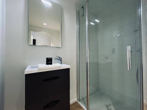 une salle de bain avec une douche en verre et un lavabo dans l'établissement 602 Studio équipé à 2 pas du centre ville et gare, à Reims