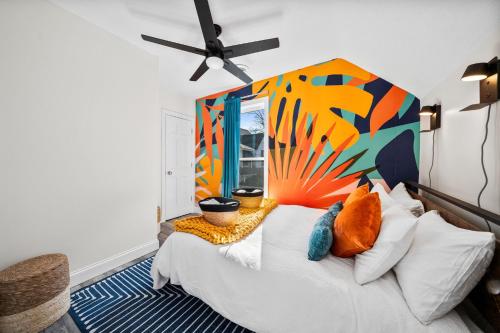 a room with a bed with a painting on the wall at 3bd25 Home5m Dt Elkhart30m Notre River View in Elkhart