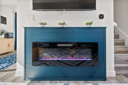 a blue fireplace in a living room at 3bd25 Home5m Dt Elkhart30m Notre River View in Elkhart