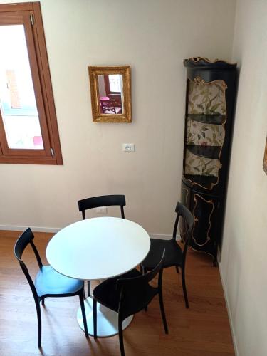 a room with a table and chairs and a mirror at Sette Fate Suites & Spa in Palermo