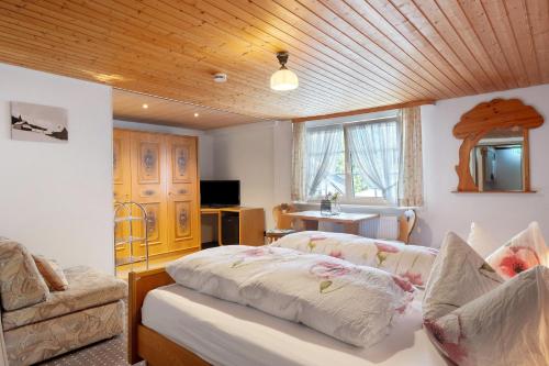 a bedroom with two beds and a couch and a table at Gasthaus Heiligenbrunnen in Titisee-Neustadt