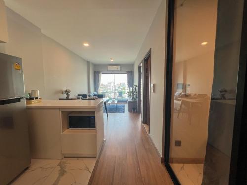Η κουζίνα ή μικρή κουζίνα στο The Astra Sky River Condo Chiang Mai