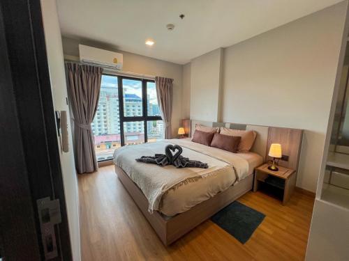 Ένα ή περισσότερα κρεβάτια σε δωμάτιο στο The Astra Sky River Condo Chiang Mai