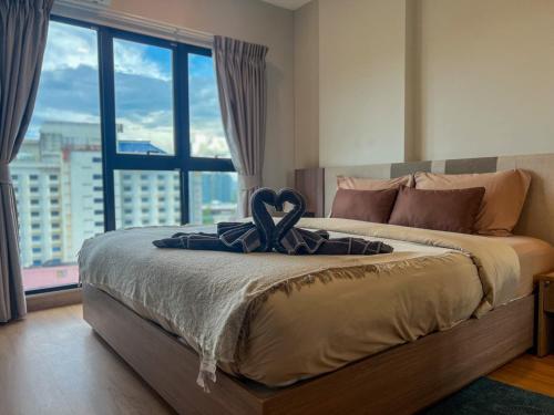 Ένα ή περισσότερα κρεβάτια σε δωμάτιο στο The Astra Sky River Condo Chiang Mai