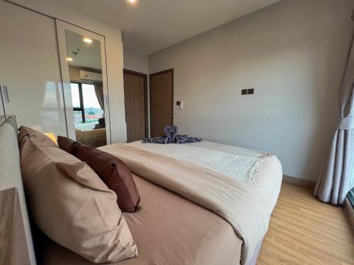 Ένα ή περισσότερα κρεβάτια σε δωμάτιο στο The Astra Sky River Condo Chiang Mai