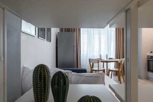 una sala de estar con un sofá y una mesa en High-end Studio with Panoramic View, Parking & Pool, en Bucarest