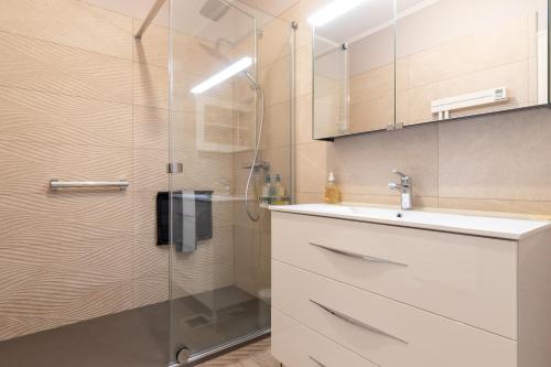 une salle de bain avec douche et lavabo dans l'établissement Duchesse - Intramuros - Ascenseur - Coquet - Wifi, à Vannes