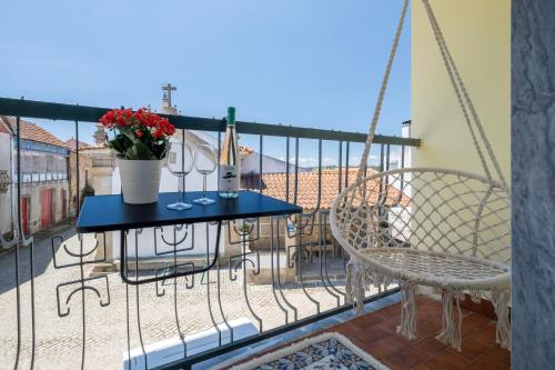 a balcony with a table and chairs on a balcony at Casa Pinheiro in Pinheiro de Coja