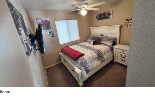 ein Schlafzimmer mit Bett und Deckenventilator in der Unterkunft BEST Riverfront Parker Home in Parker