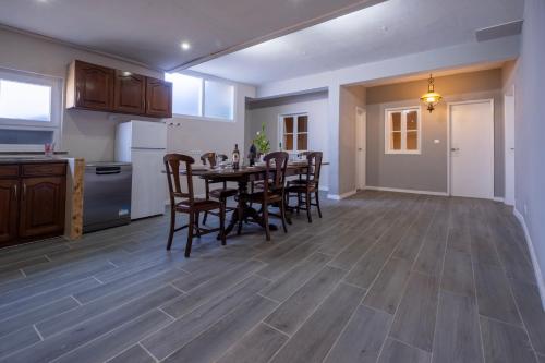 a kitchen and dining room with a table and chairs at Casa Pinheiro in Pinheiro de Coja
