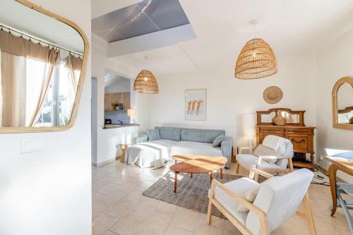 Posezení v ubytování Maison des Embruns - 2 chambres et Jardin clos