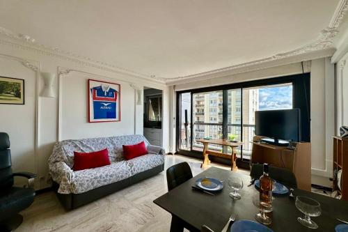 The Ballon Park- Bright with air conditioning parking and terrace!