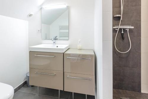 a bathroom with a sink and a shower at Minihic - Belle maison 3 chambres- Proche Mer in Saint Malo