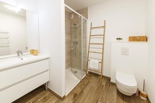 une salle de bain avec une douche, des toilettes et un lavabo dans l'établissement Le Magellan - logement neuf, parking, grand balcon, à Dinard