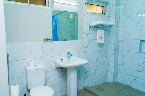 Ένα μπάνιο στο Ngolu Hotel and Residences