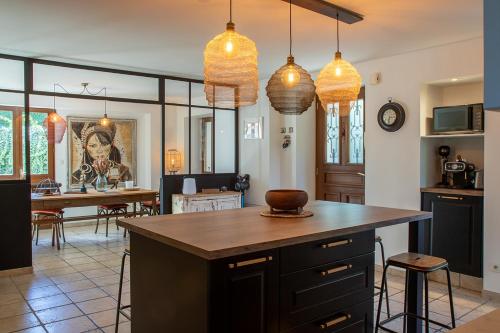 une cuisine avec un grand îlot au milieu dans l'établissement Villa de 181m2 4 chambre avec piscine et stationnement, à Tresserves