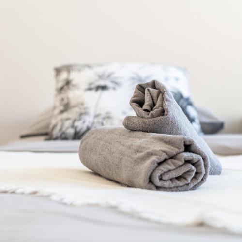 - une serviette assise au-dessus du lit dans l'établissement KASA ZAMBEZE - Spacious - Equipped - Wi-Fi, à Saint-Étienne