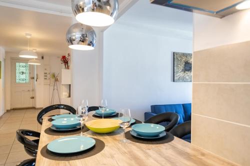 une salle à manger avec une table et des chaises en bois dans l'établissement KASA ZAMBEZE - Spacious - Equipped - Wi-Fi, à Saint-Étienne